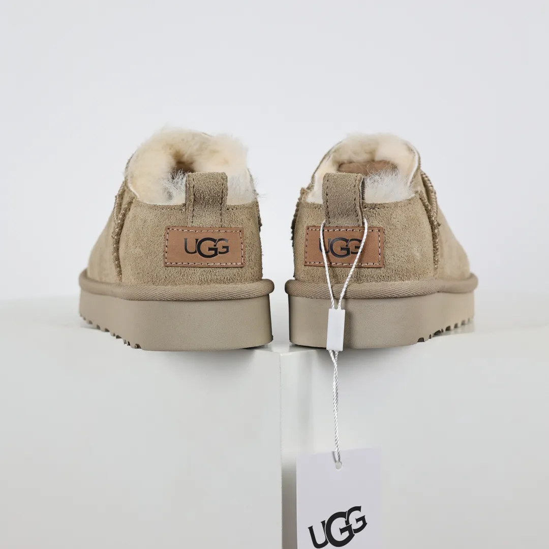 Pick up locally 💰520 Core recommendation Good price Independently developed original outsole, cashmere insole, keeping warm in winter, suitable for home use. In recent years, uug has launched a style series, which is partially skewed towards the preferences of young consumers, and has also been at the forefront of fashion trends. Shoe body material, water-repellent coated suede upper, 17mm UGGPURE™ implanted wool insole, lightweight non-slip and comfortable rubber outsole, with brand LOGO, complete packaging, size: 35 36 37 38 39 40